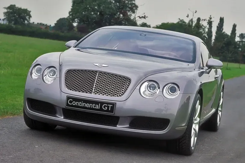 Μπροστινό μέρος μιας γκρι Bentley Continental GT Coupe