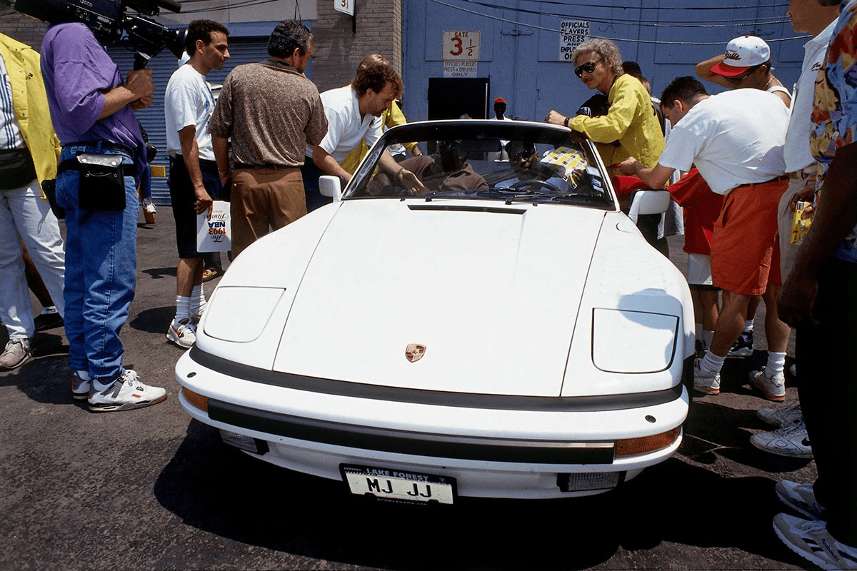 Λευκή Porsche 911 Turbo Cabriolet Slant Nose περιτριγυρισμένη από ανθρώπους