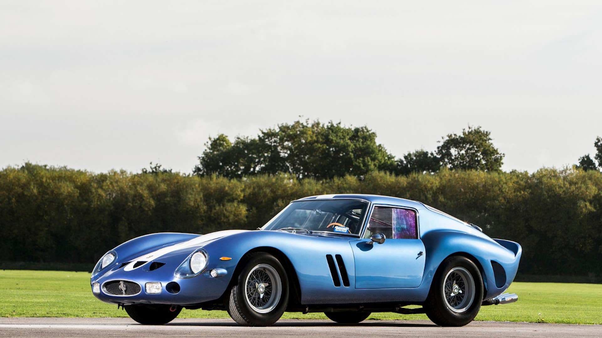 Σταθμευμένη γαλάζια Ferrari 250 GTO