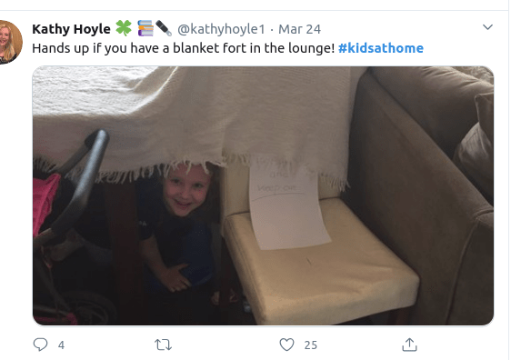 Παιδί κρύβεται κάτω από κουβέρτα