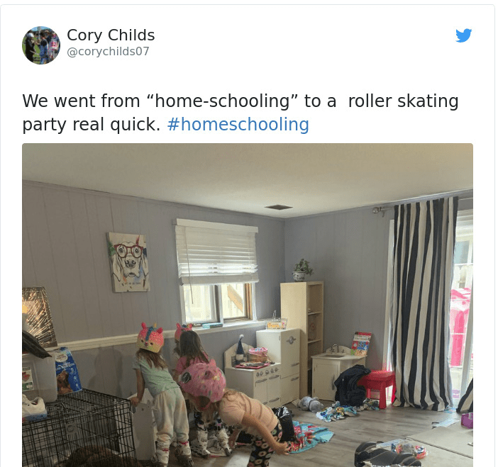Μεταμφιεσμένα παιδιά παίζουν σε ακατάστατο δωμάτιο