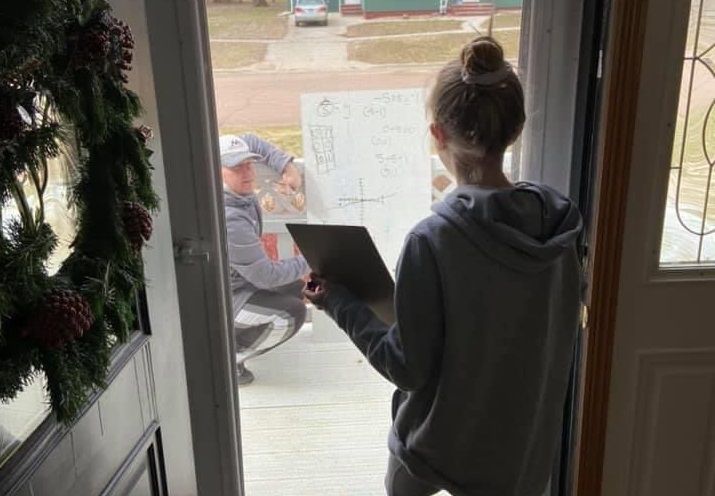 Δάσκαλος κάνει μάθημα μαθηματικών σε μικρό κοριτσάκι έξω από το παράθυρό της