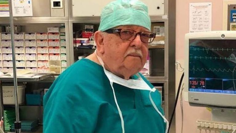 Ο συνταξιούχος γιατρός Giampiero Giron με σκουφί και ποδιά εν ώρα εργασίας