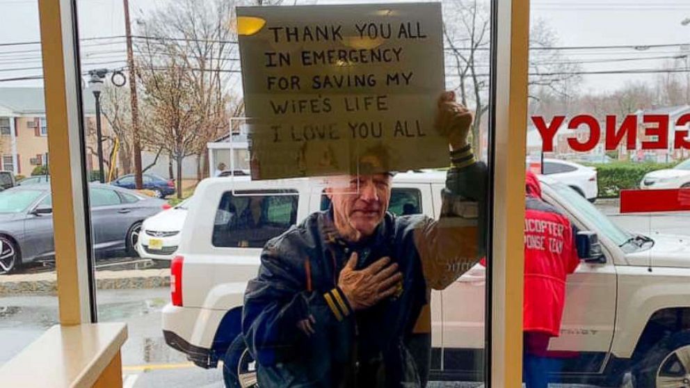 Άνδρας κρατά ένα σημείωμα έξω από την πόρτα Κέντρου Υγιέιας για να ευχαριστήσει τους γιατρούς που έσωσαν τη γυναίκα τυ