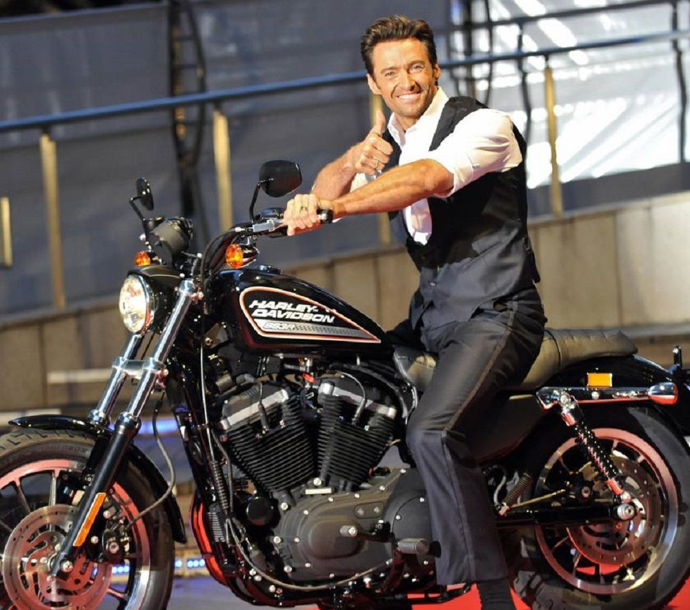 Ο Χιού Τζάκμαν με την μηχανή Harley-Davidson DuoGlide FLH στο κόκκινο χαλί