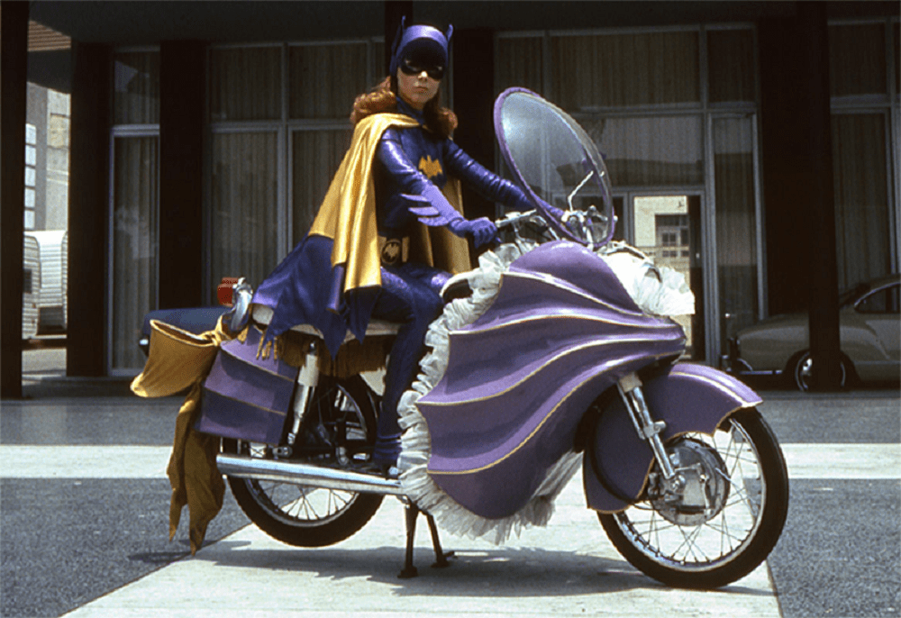 Η Batgirl πάνω στο όχημά της