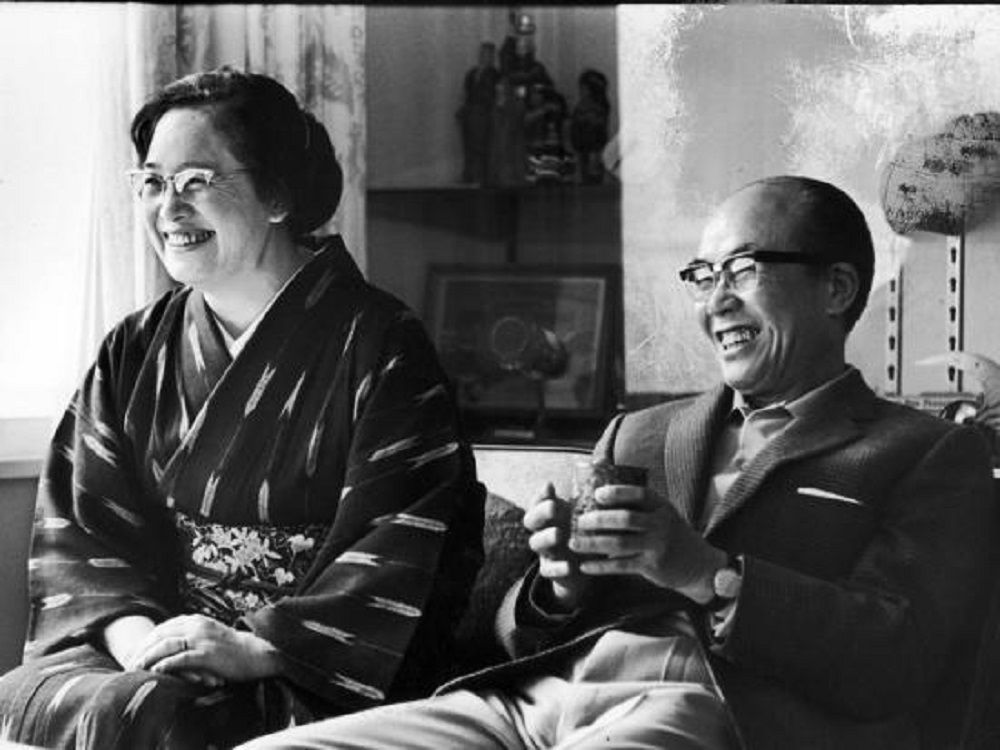 Ο Soichiro Honda χαμογελάει δίπλα σε μια γυναίκα