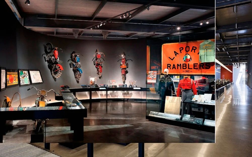 Μηχανές Harley-Davidson στερεωμένες στον τόιχο του μουσείου Harley-Davidson