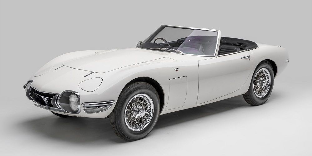 Ένα λευκό Toyota 2000 GT 