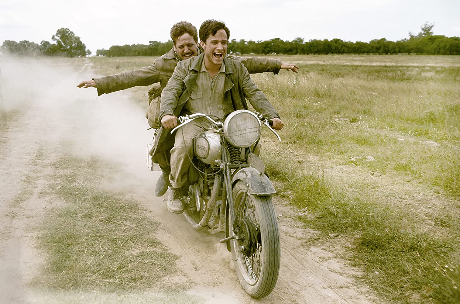 Στιγμιότυπο από την ταινία The Motorcycle Diaries με τους δύο ηθοποιούς πάνω σε μοτοσυκλέτα