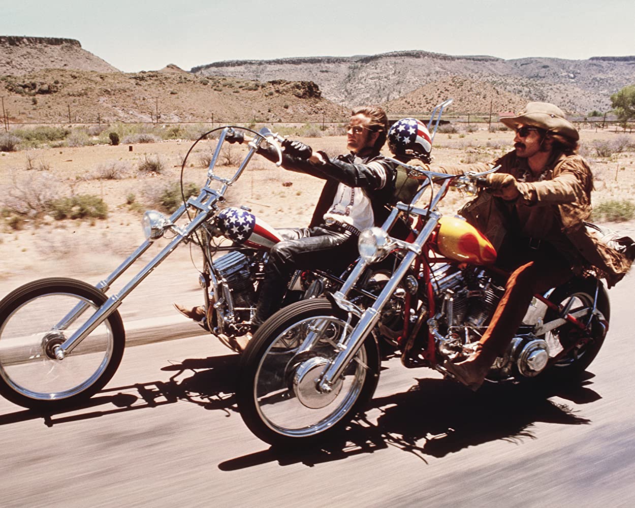 Στιγμιότυπο από την ταινία Easy Rider με δύο μοτοσυκλέτες 