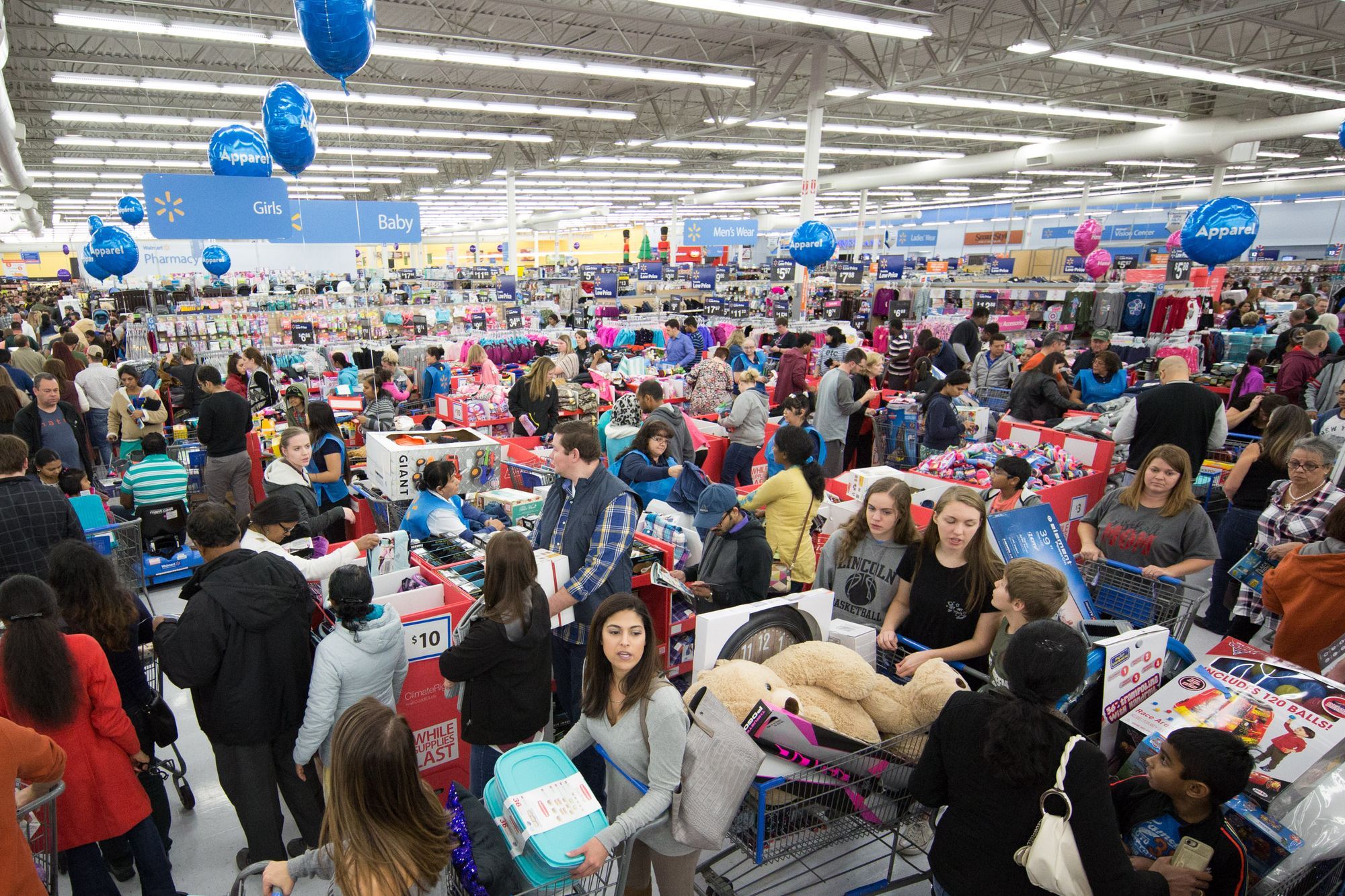 Φωτογραφία του καταστήματος Walmart γεμάτο ανθρώπους τη Black Friday