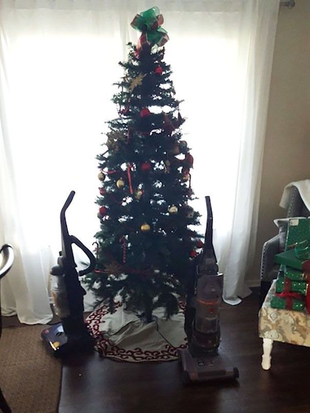 Χριστουγεννιάτικο δέντρο με δύο ηλκτρικές σκούπες
