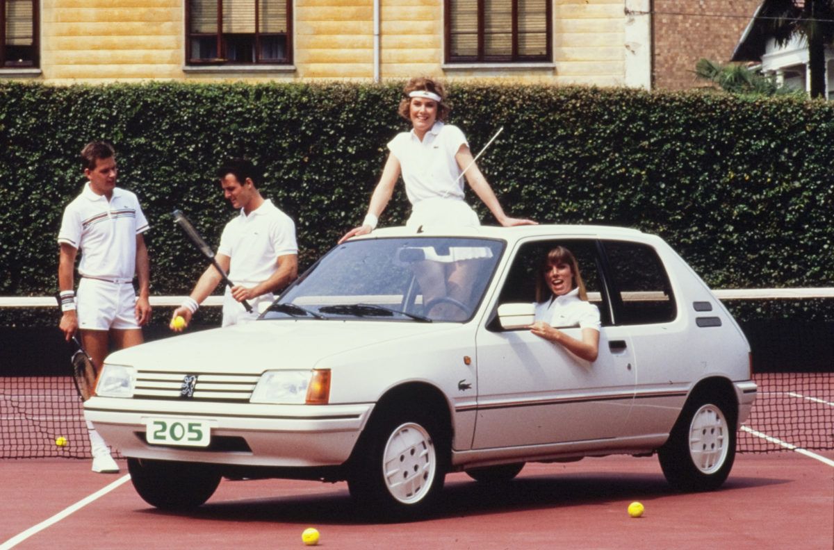 Peugeot 205-Lacoste σε γήπεδο τέννις και τέσσερα μοντέλα ποζάρουν γύρω του