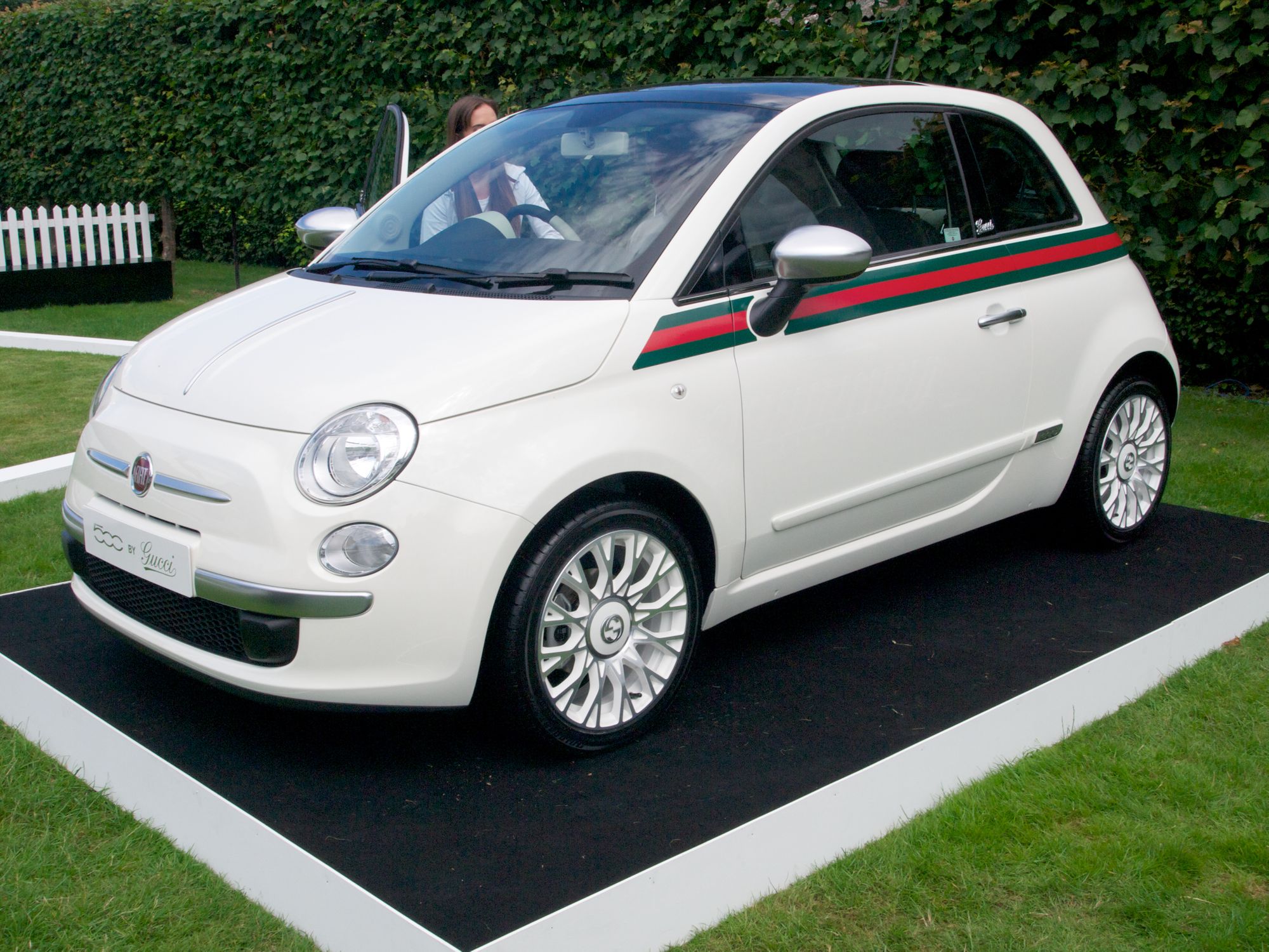 Λευκό Fiat 500C by Gucci σταθμευμένο σε γρασίδι