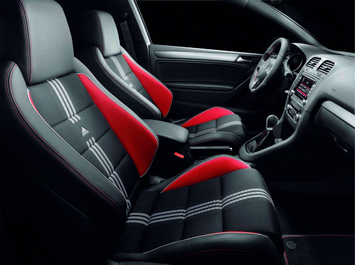 Εσωτερικό του Volkswagen Golf GTI Adidas με κόκκινες λεπτομέρειες