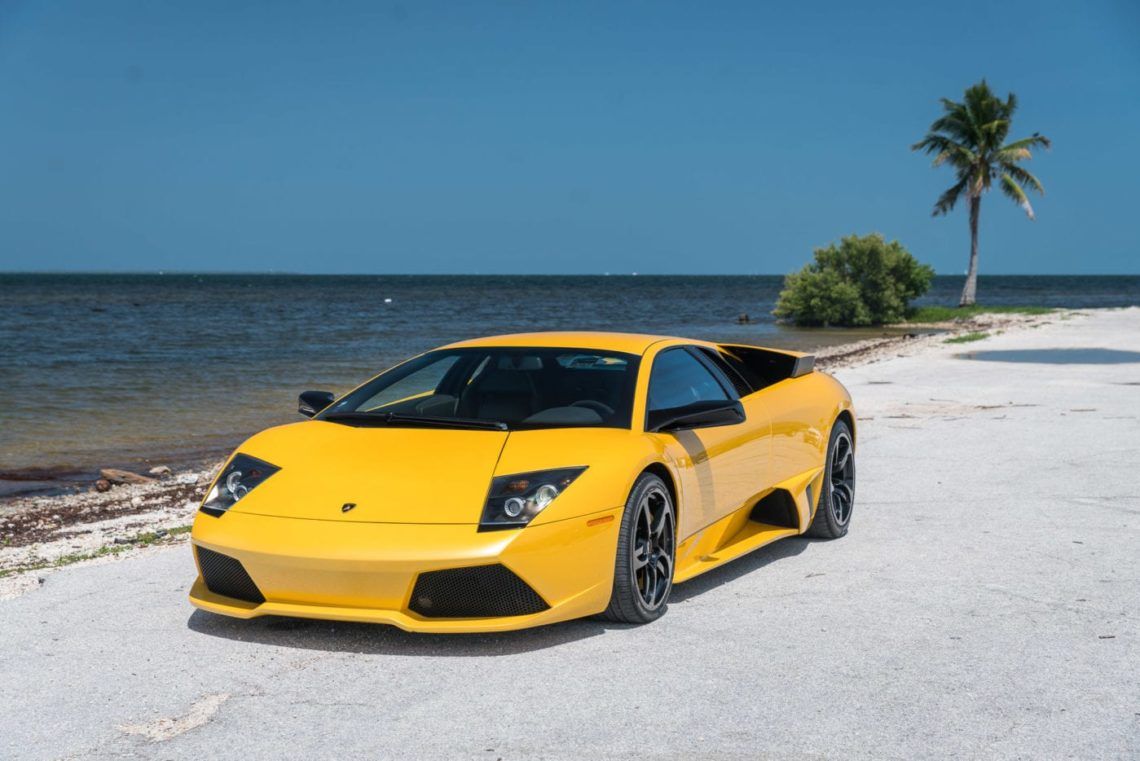 Κίτρινη Lamborghini Murcielago δίπλα στη θάλασσα