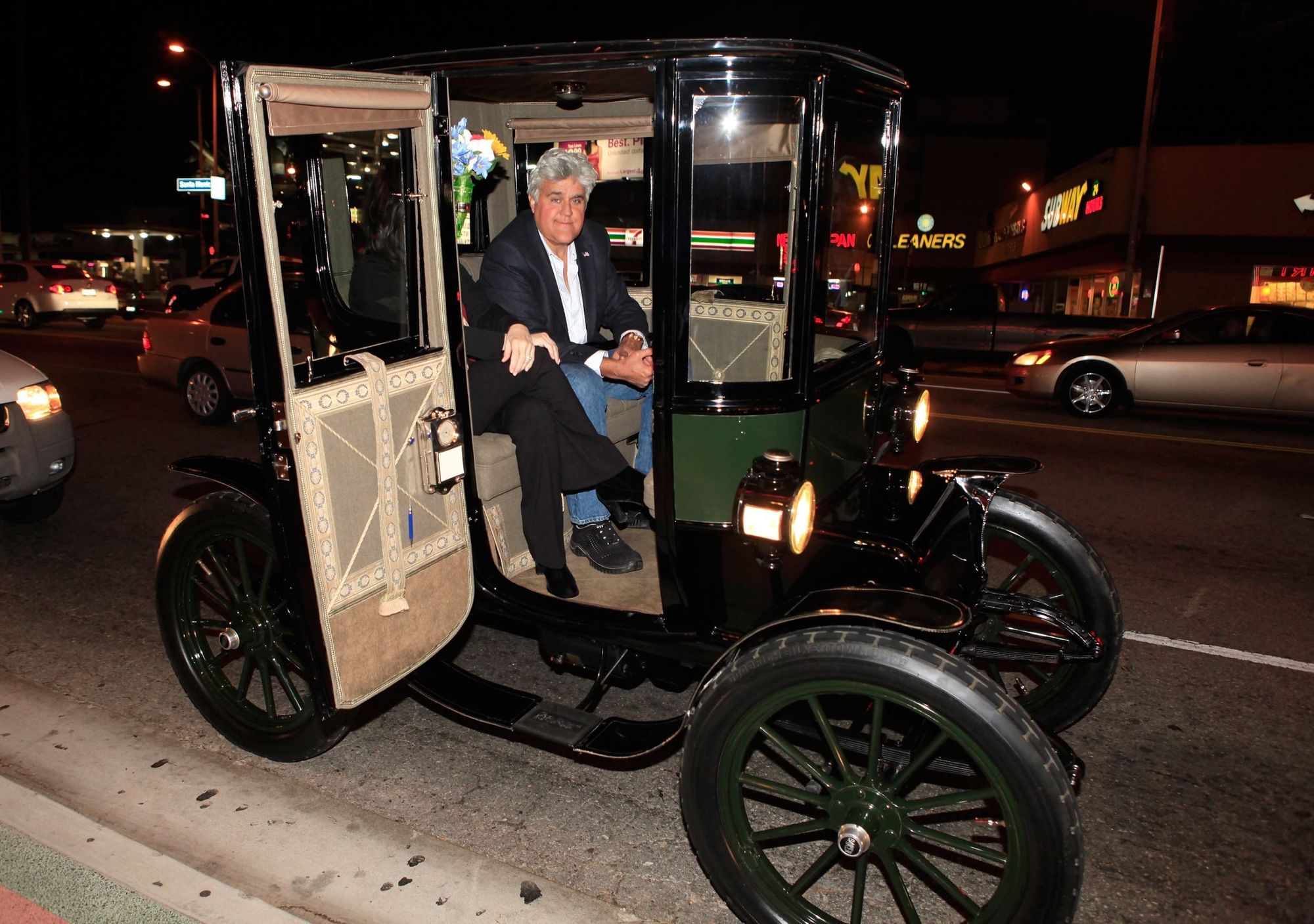 Ο Jay Leno κοιτάζει τον φαακό ενώ κάθεται μέσα στο Baker Electric 