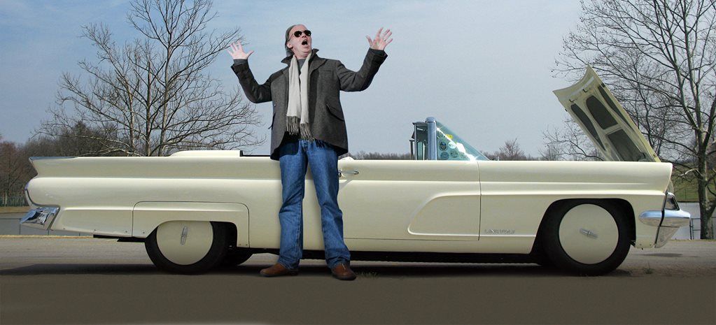 Ο Neil Young μπροστά από αυτοκίνητο