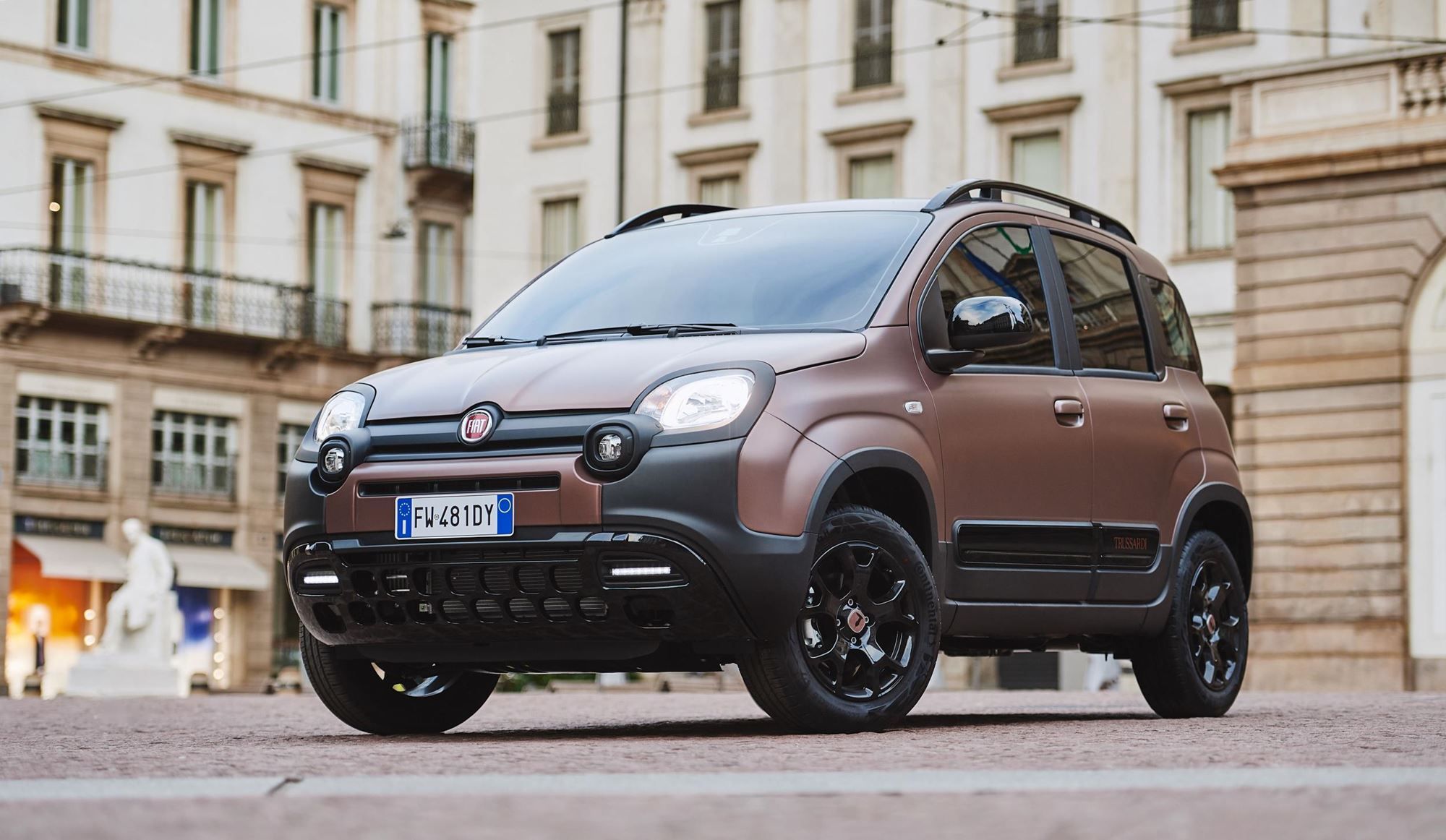 Σταθμευμένο σε εξωτερικό χώρο το Fiat Panda by Trussardi