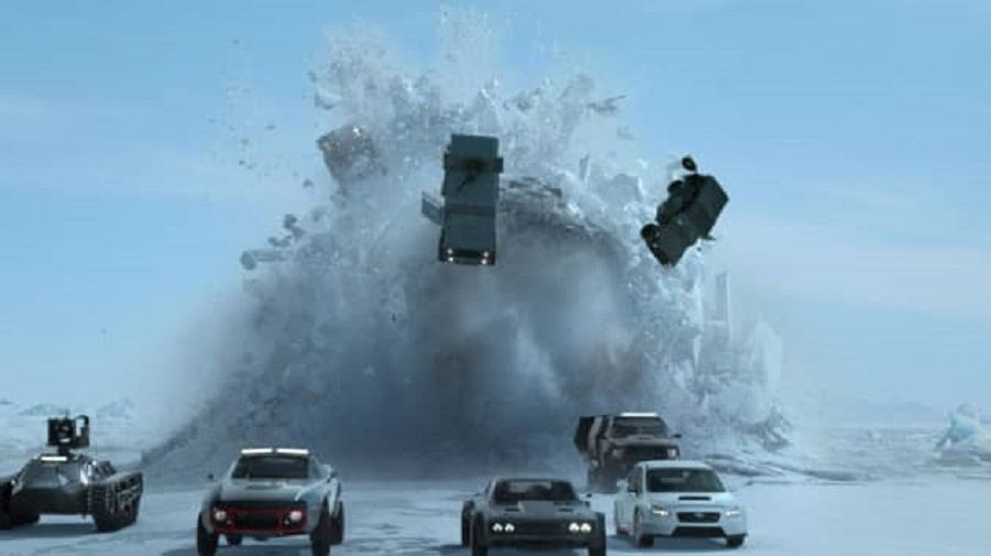 Σκηνή από ταινία Fast & Furious: Αυτοκίνητα πετάγονται στον αέρα μετά από έκρηξη
