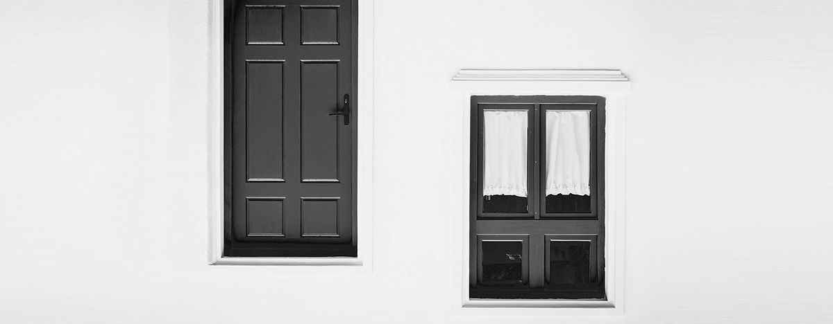 Μια πόρτα και ένα παράθυρο