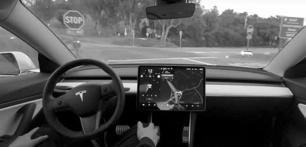 Οδηγώντας ένα Tesla χωρίς χέρια για 613χλμ!